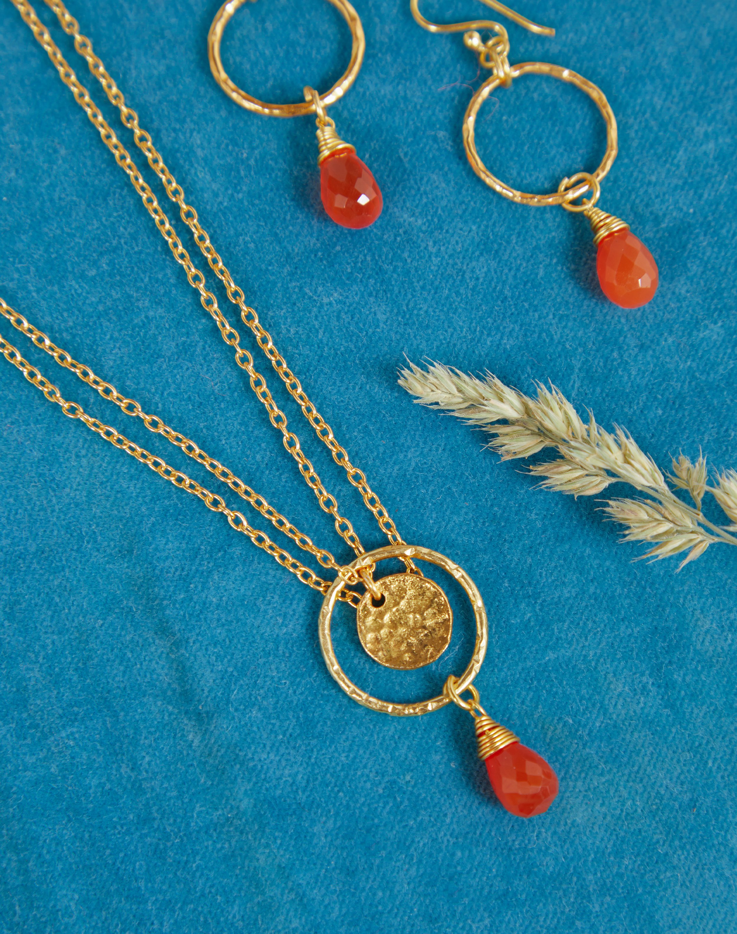 Pendant & Hoop Necklace Gold & coral
